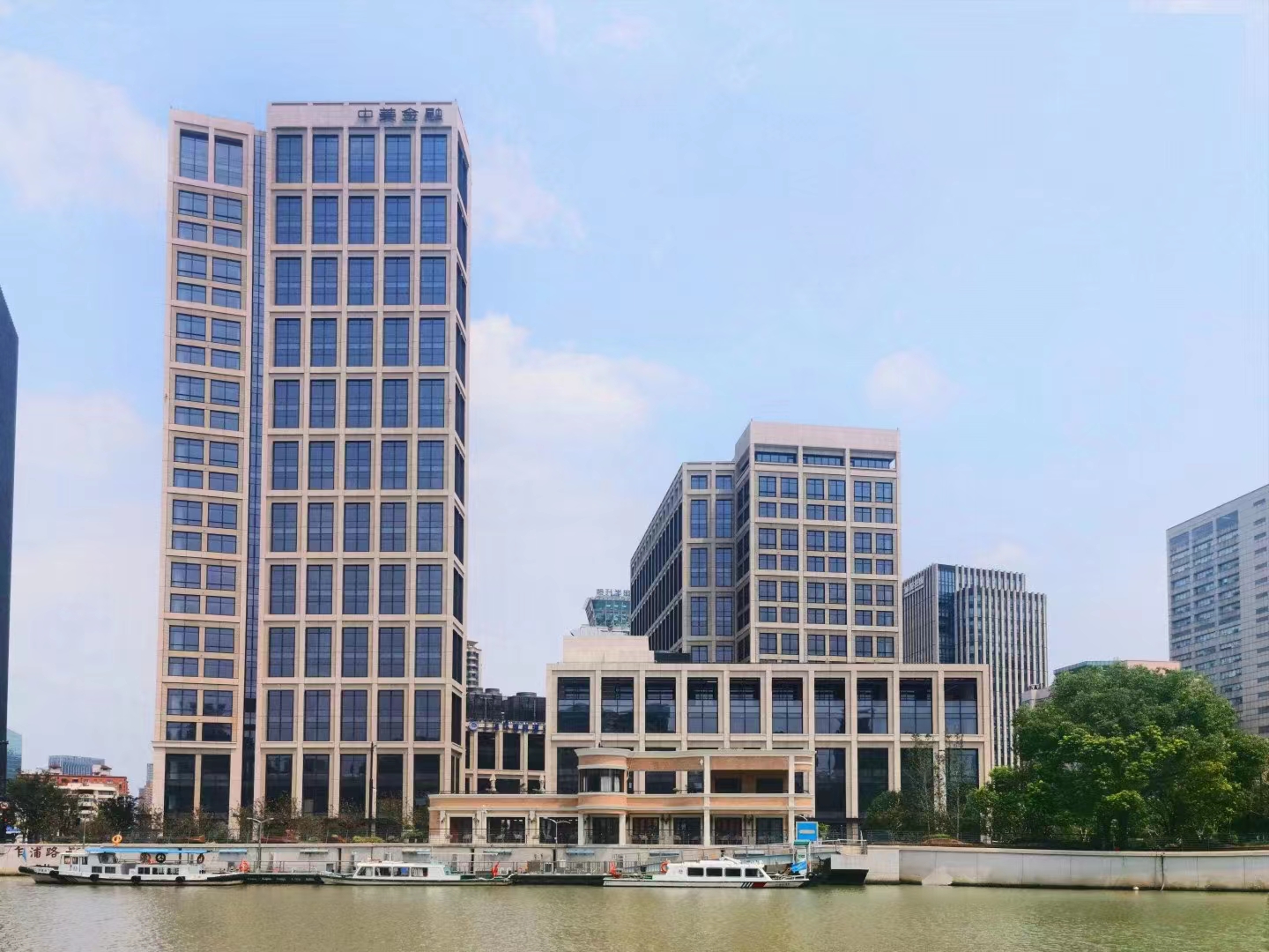 中美信托金融大厦外观